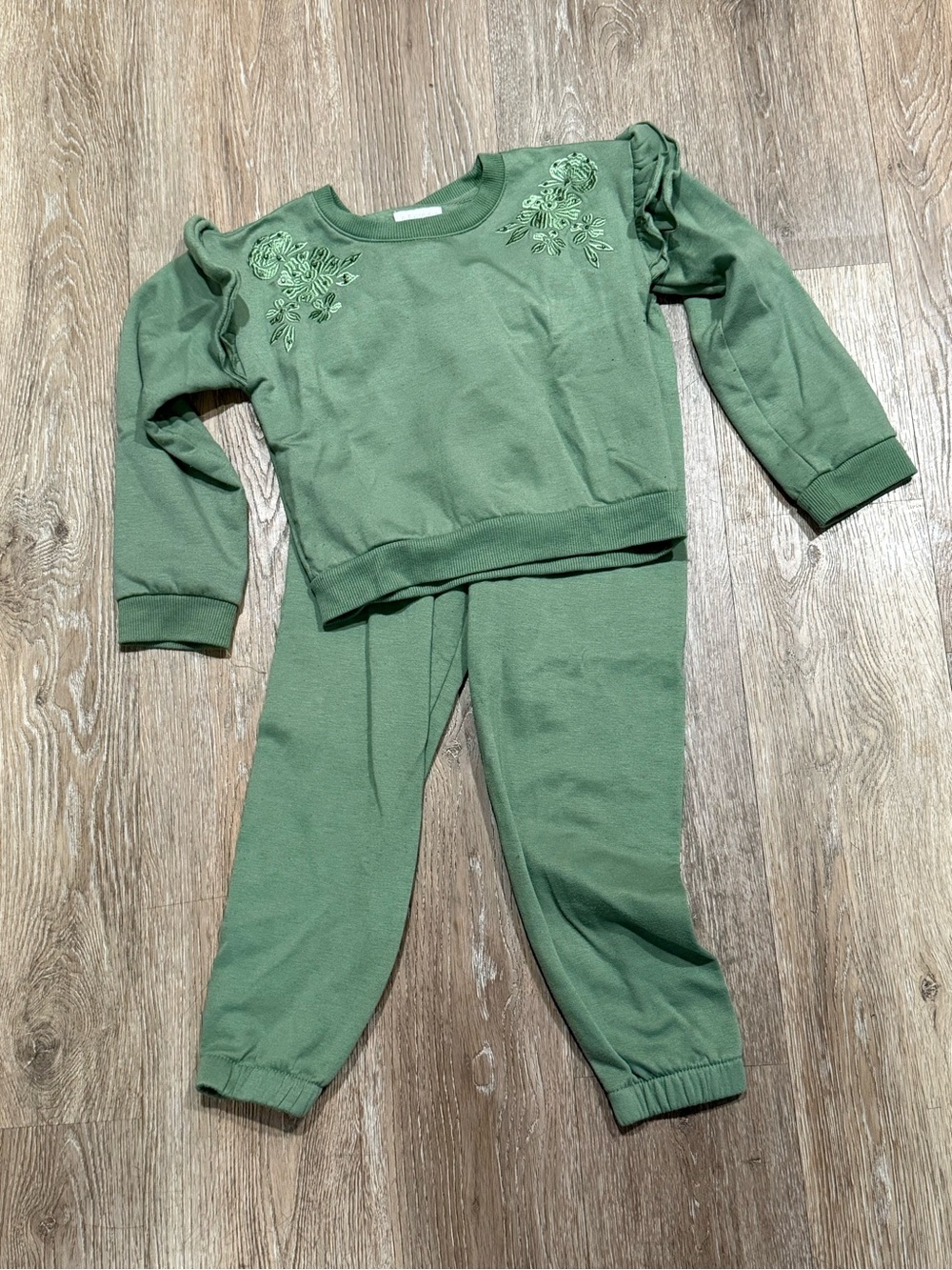 btween Girls 2-Piece Sage Green Sweatshirt Joggers Set Floral Applique Size 6